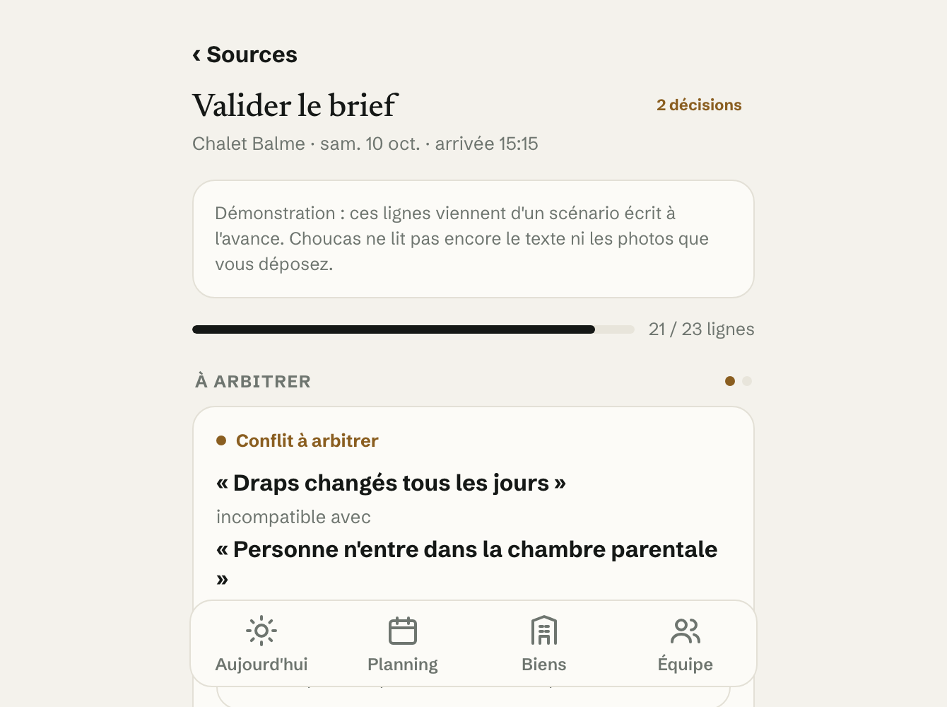 Écran « Valider le brief » du Chalet Balme : 21 lignes sur 23 prêtes, et un conflit à arbitrer entre « Draps changés tous les jours » et « Personne n’entre dans la chambre parentale ».