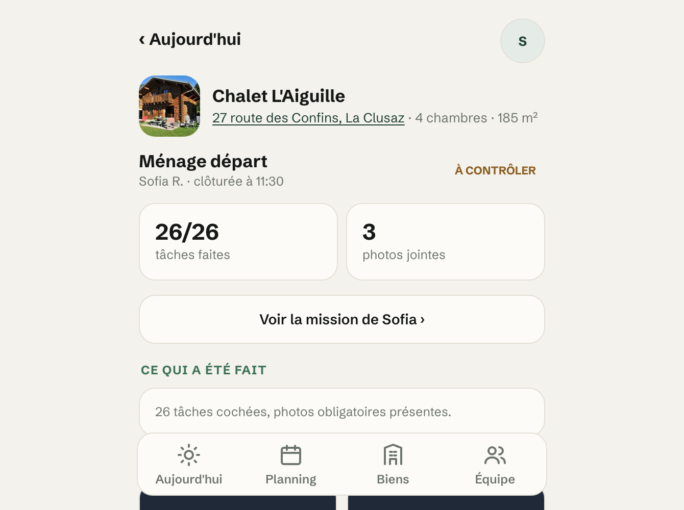 Mission « Ménage départ » au Chalet L’Aiguille, clôturée par Sofia R. à 11:30 et marquée À CONTRÔLER : 26 tâches sur 26, 3 photos jointes, et le bouton « Marquer comme contrôlé » qui attend le second regard.